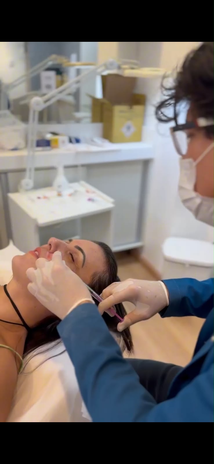 Procedimento de harmonização facial em clínica de estética