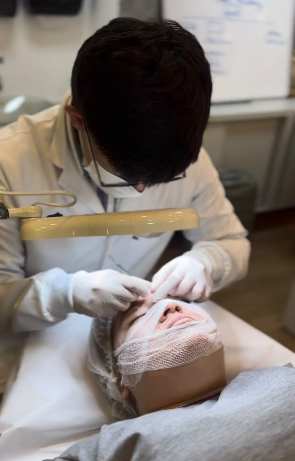 Procedimento de limpeza de pele profissional em clínica de estética