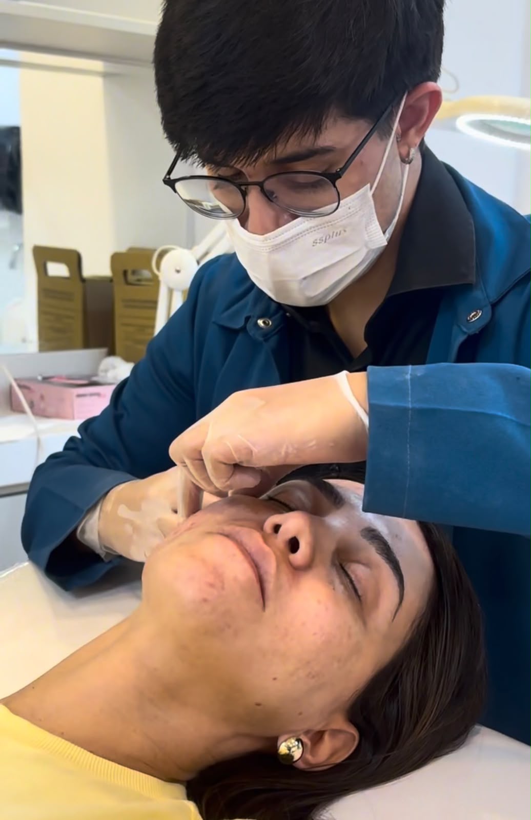 Aplicação de skinbooster para hidratação profunda da pele