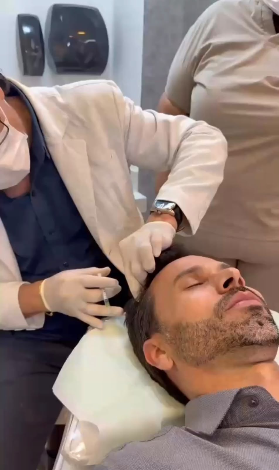 Tratamento capilar injetável realizado em clínica de estética